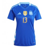 Camisa de Futebol Argentina Cristian Romero #13 Equipamento Secundário Mulheres Copa America 2024 Manga Curta